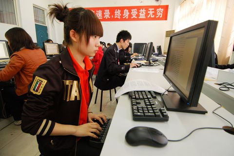 <a href='http://www.xfsuji.com' target='_blank'>速录</a>员正在进行看打比赛