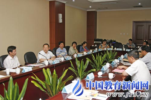 区域教育均衡发展与管理创新局长座谈会
